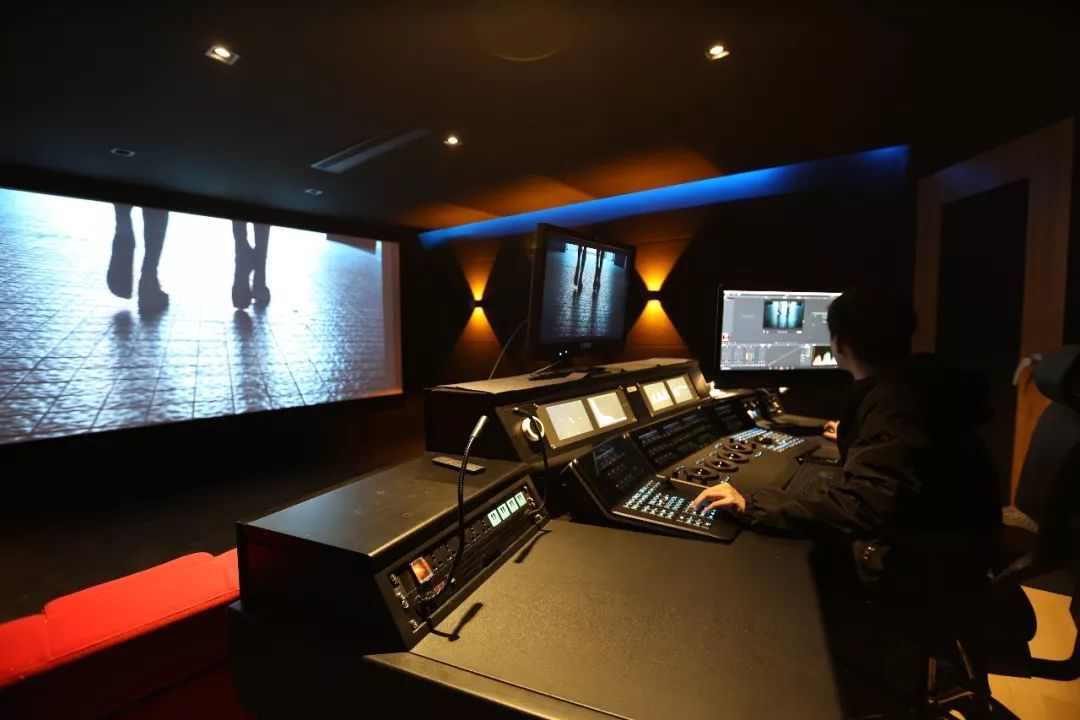 RGBworks Studio 以DaVinci Resolve及專業(yè)調(diào)色臺為核心，打造高端調(diào)色系統(tǒng)與電影制作生態(tài)